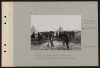 Coivrel (entre Tricot et). Camp de prisonniers allemands : prisonniers refaisant un chemin du camp
