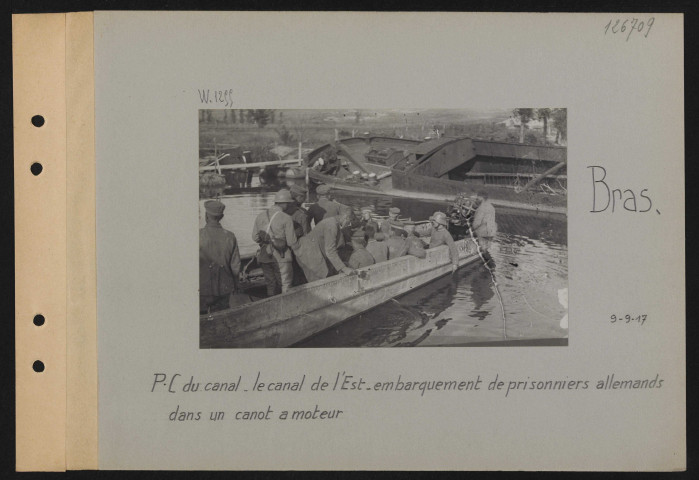 Bras. PC du canal, le canal de l'Est. Embarquement de prisonniers allemands dans un canot à moteur