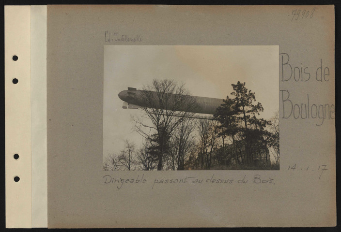 Bois de Boulogne. Dirigeable passant au-dessus du bois