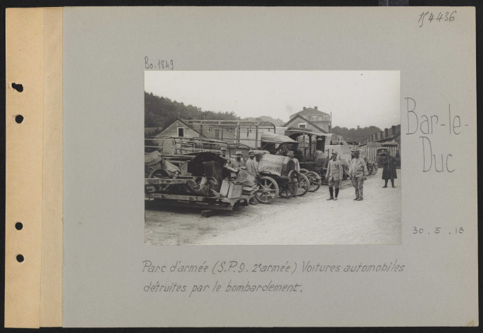 Bar-le-Duc. Parc d'armée (SP 9, 2e armée). Voitures automobiles détruites par le bombardement