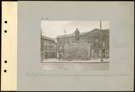 Reims. Place Royale. Statue de Louis XV dont le socle est protégé par des sacs de terre ; au fond, ancien hôtel des Fermes