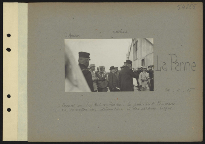 La Panne. Devant un hôpital militaire. Le président Poincaré va remettre des décorations à des soldats belges