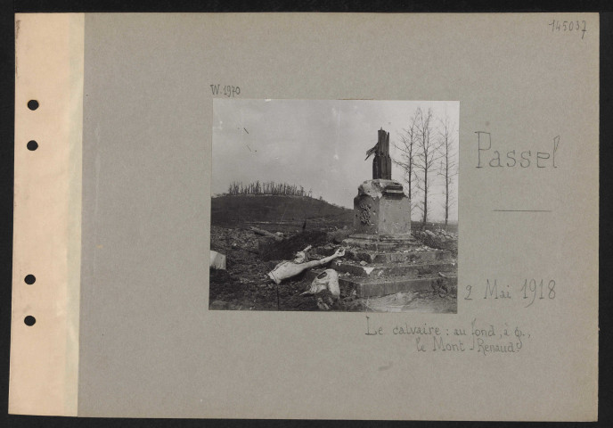 Passel. Le calvaire : au fond, à gauche, le Mont-Renaud