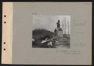 Passel. Le calvaire : au fond, à gauche, le Mont-Renaud