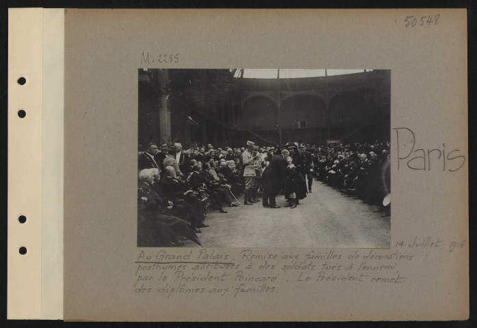 Paris. Au Grand Palais. Remise aux familles de décorations posthumes attribuées à des soldats tués à l'ennemi, par le président Poincaré. Le président remet des diplômes aux familles