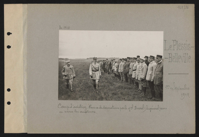 Le Plessis-Belleville. Camp d'aviation. Remise de décorations par le général Duval ; le général passe en revue les aviateurs