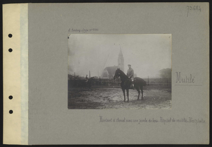[S.l.] (Westphalie). Mutilé montant à cheval avec une jambe de bois. Hôpital de mutilés