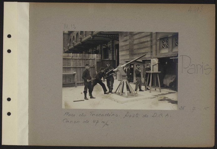 Paris. Place du Théâtre français. Fusiliers marins