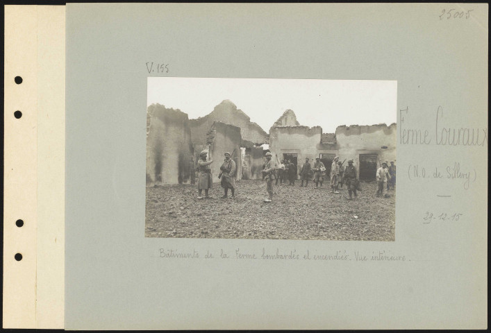 Ferme Couraux (nord-ouest de Sillery). Bâtiments de la ferme bombardés et incendiés. Vue intérieure