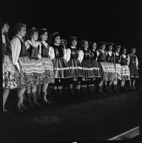 Meeting pour la reconnaissance définitive de la frontière Oder-Neisse (France-Pologne) : spectacle de danse traditionnelle, discours de Marcel-Edmond Naegelen