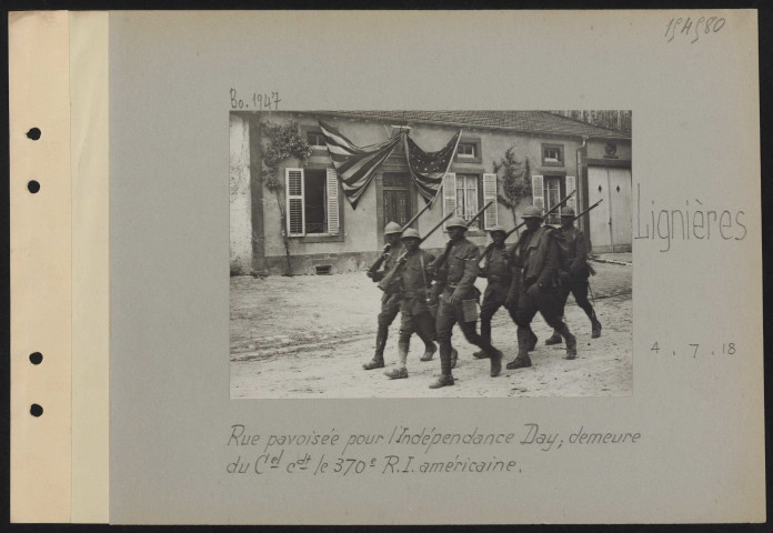Lignières. Rue pavoisée pour l'Independance Day; demeure du colonel commandant le 370e RI américaine