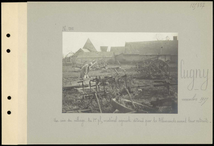 Cugny. Un coin du village. Au premier plan, matériel agricole détruit par les Allemands avant leur retraite