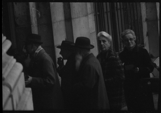 À l'Académie française : réception de Pierre-Henri Simon à l'Institut. Scènes de rue à Paris