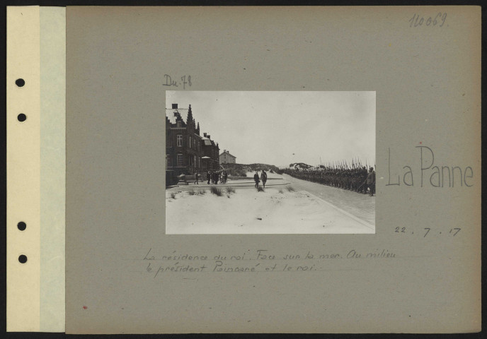La Panne. La résidence du roi. Face sur la mer. Au milieu, le président Poincaré et le roi