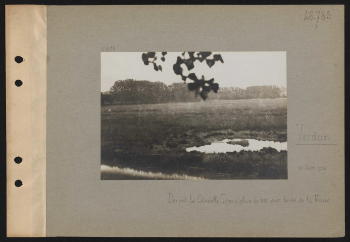 Verdun. Devant la citadelle. Trou d'obus de 380 aux bords de la Meuse