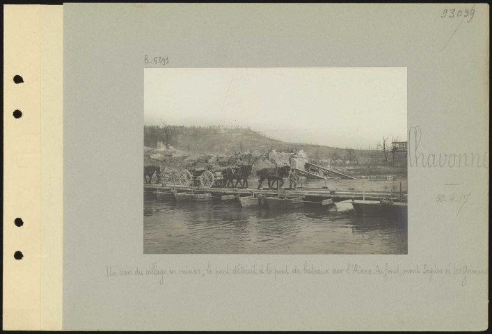 Chavonne. Un coin du village en ruines, le pont détruit et le pont de bateaux sur l'Aisne. Au fond, mont Sapin et les Grimons
