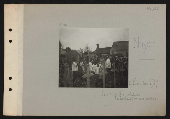Noyon. Au cimetière militaire : la bénédiction des tombes