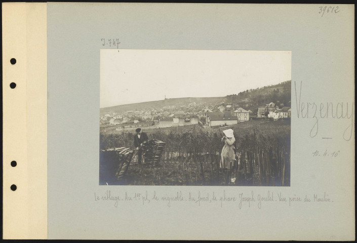 Verzenay. Le village. Au premier plan, le vignoble. Au fond, le phare Joseph Goulet. Vue prise du moulin
