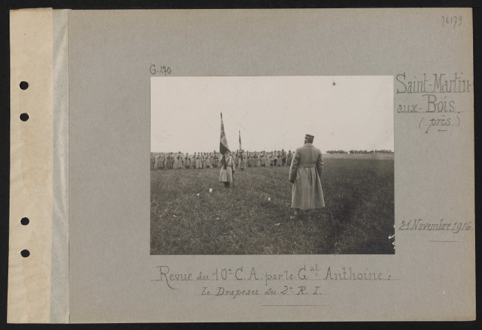 Saint-Martin-aux-Bois (près). Revue du 10e CA par le général Anthoine : le drapeau du deuxième RI