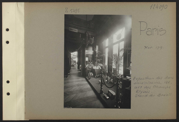 Paris. Exposition des dons américains, 136, avenue des Champs-Elysées. Stand du Brésil