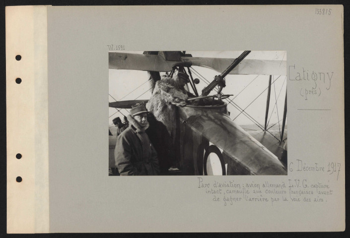 Catigny (près). Parc d'aviation : avion allemand LVG capturé intact, camouflé aux couleurs françaises avant de gagner l'arrière par la voie des airs