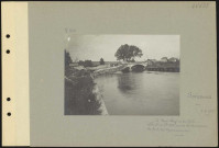 Soissons. Le pont neuf ou du Mail, détruit en septembre 1914 par les Britanniques. Au fond, les lignes ennemies