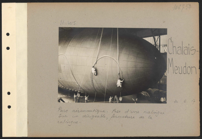 Chalais-Meudon. Parc aéronautique. Pose d'une ralingue sur un dirigeable ; fermeture de la ralingue