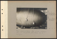 Chalais-Meudon. Parc aéronautique. Pose d'une ralingue sur un dirigeable ; fermeture de la ralingue