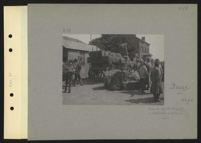 Bruay. Gare de ravitaillement. Distribution du foin