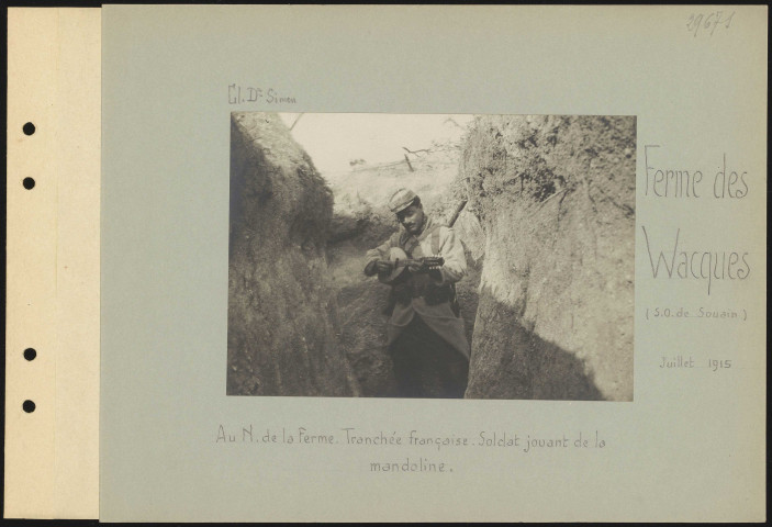 Ferme des Wacques (sud-ouest de Souain). Au nord de la Ferme. Tranchée française. Soldat jouant de la mandoline