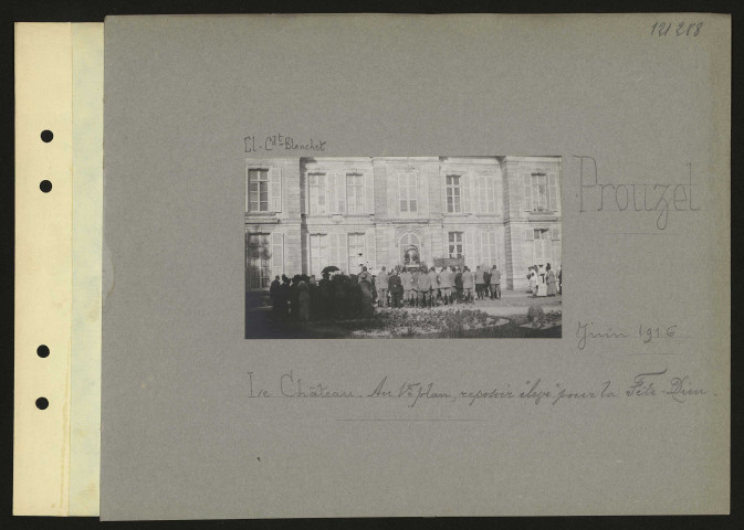 Prouzel. Le Château. Au premier plan, reposoir élevé pour la Fête-Dieu