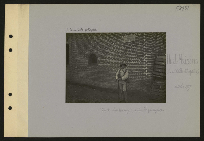 Huit-Maisons (nord de Vieille-Chapelle). Poste de police portugais ; sentinelle portugaise