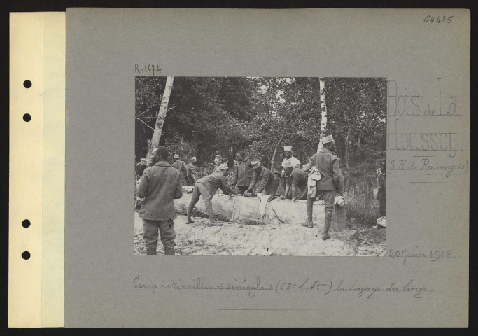 Bois de la Houssoy (sud-est de Remaugies). Camp de tirailleurs sénégalais (62e bataillon) le lavage du linge