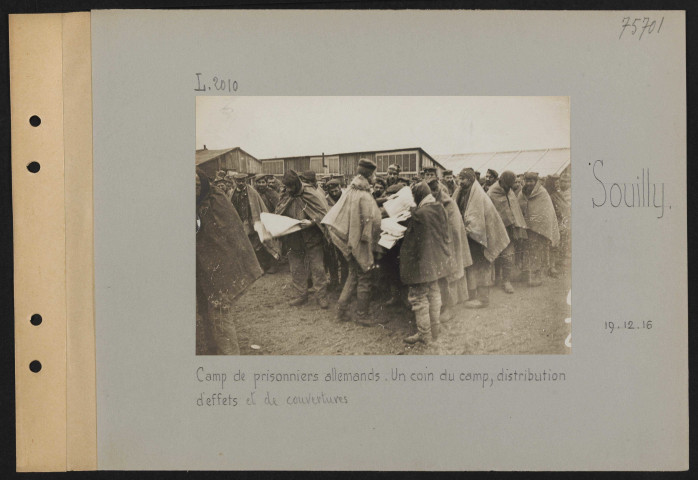 Souilly. Camp de prisonniers allemands. Un coin du camp, distribution d'effets et de couvertures