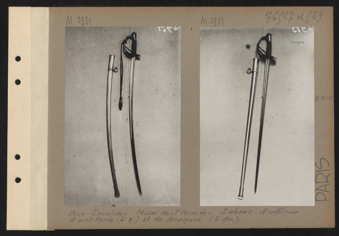 Paris. Aux Invalides. Musée de l'armée. Sabres d'officier d'artillerie (à gauche) et de dragons (à droite)