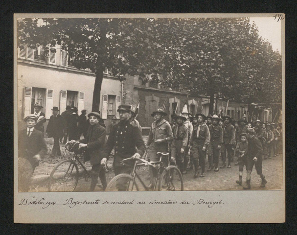 Boys-scouts se rendant au cimetière du Bourget