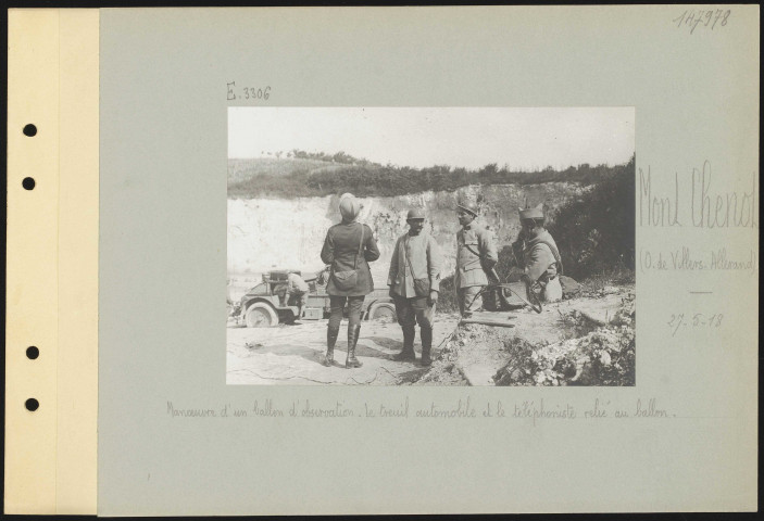 Mont Chenot (ouest de Villers-Allerand). Manœuvre d'un ballon d'observation. Le treuil automobile et le téléphoniste relié au ballon