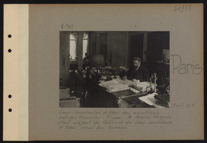 Paris. Sous-secrétariat d'État des munitions. Avenue des Champs-Élysées. M. Mario Roques chef-adjoint du cabinet du sous-secrétaire d'État, dans son bureau