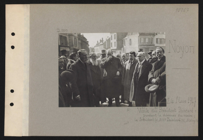 Noyon. Visite du président Poincaré : pendant le discours du maire ; le président (2), MM. Painlevé (1), Malvy (3)