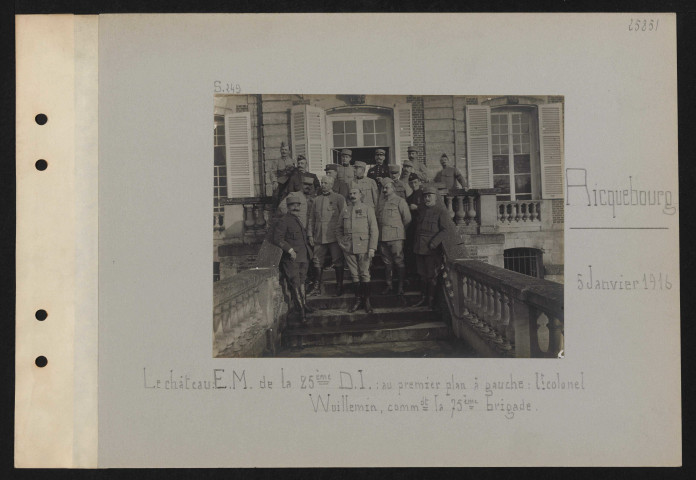 Ricquebourg. Le château : EM de la 25e DI : au premier plan à gauche : lieutenant colonel Wuillemin, commandant la 75e brigade
