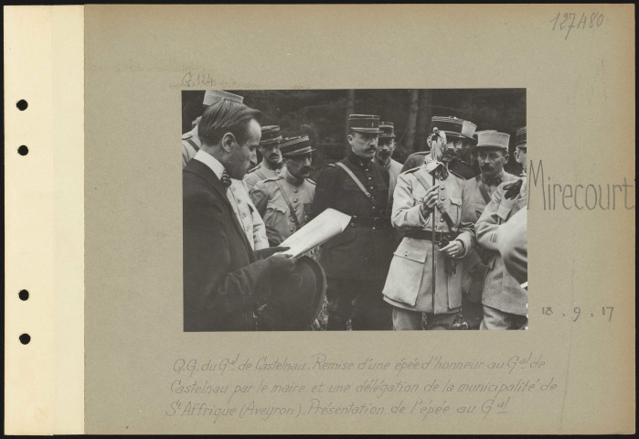 Mirecourt. Quartier général du général de Castelnau. Remise d'une épée d'honneur au général de Castelnau par le maire et une délégation de la municipalité de Saint-Affrique (Aveyron). Présentation de l'épée au général