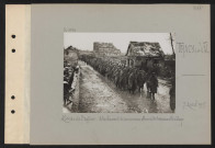 Tracy-le-Val. Abords de l'église : détachement de prisonniers allemands traversant le village