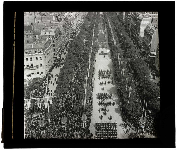 Défilé des troupes. Avenue de la grande armée