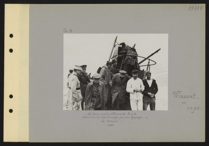 Wissant. Le sous-marin allemand UC-61 échoué et mis hors d'usage par son équipage. Le kiosque