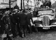 Autour du Parc des Princes pendant la manifestation communiste. Sous-Titre : Les taxis transportant des communistes, étaient entourés à leur arrivée à la Porte de Versailles par des contre-manifestants, et malgré l'important service d'ordre, quelques bagarres ont éclaté.