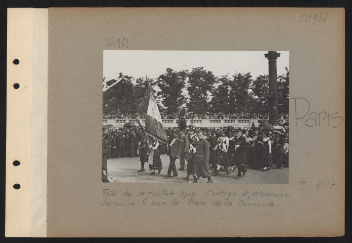 Paris. Fête du 14 juillet 1917. Cortège d'alsaciens-lorrains sur la place de la Concorde