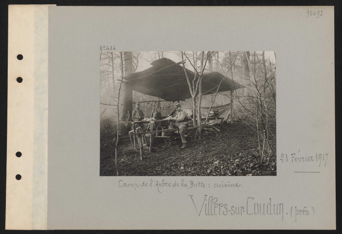 Villiers-sur-Coudun (près). Camp de l'arbre de la butte : cuisine