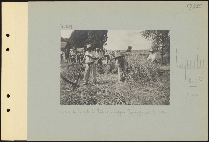 Cuperly (près). Au bord de la route de Châlons à Suippes. Paysans faisant la moisson