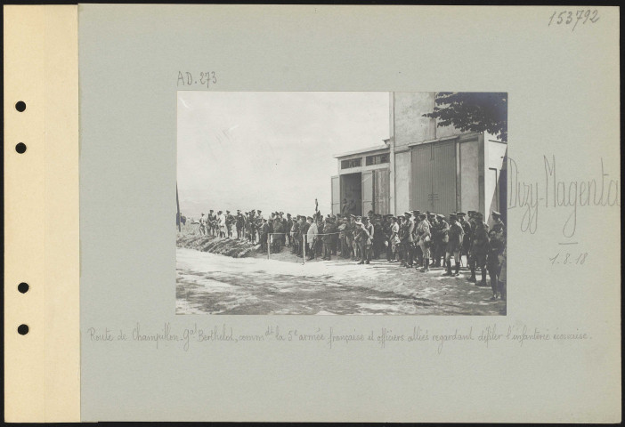 Dizy-Magenta. Route de Champillon. Général Berthelot commandant la 5e armée française et officiers alliés regardant défiler l'infanterie écossaise