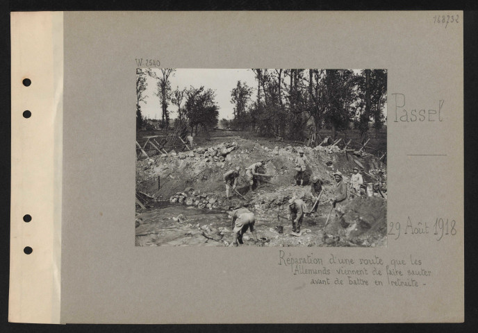 Passel. Réparation de la route que les Allemands viennent de faire sauter avant de battre en retraite